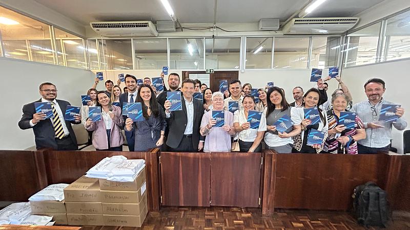 Comissão de Defesa do Consumidor da ALEPR reúne Procons municipais e entrega exemplares do Código Estadual do Consumidor