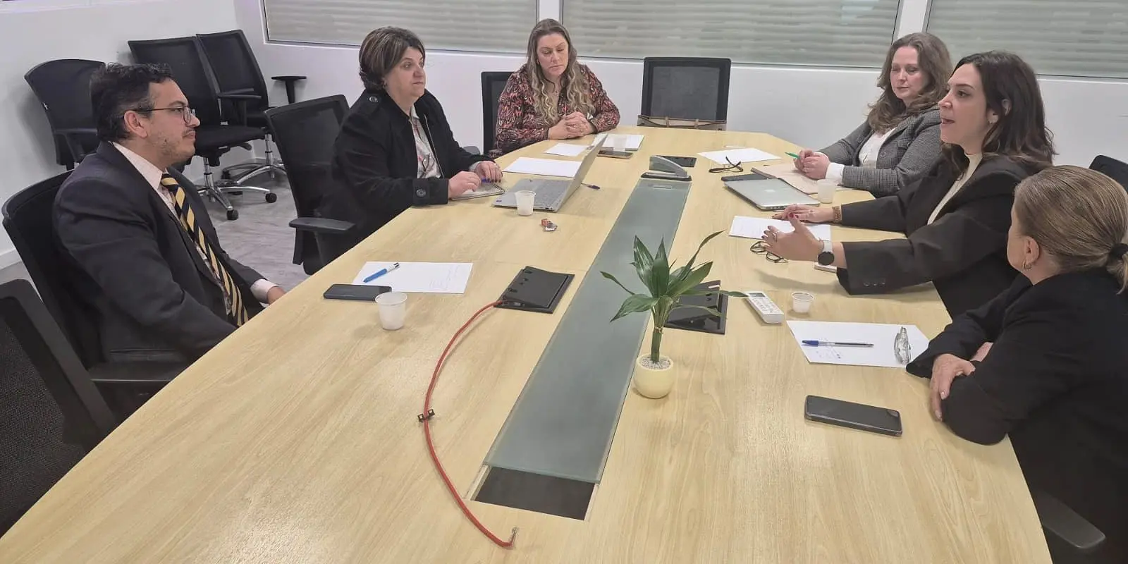 Comissão de Defesa do Consumidor da ALEPR debate políticas públicas contra o desperdício de alimentos.