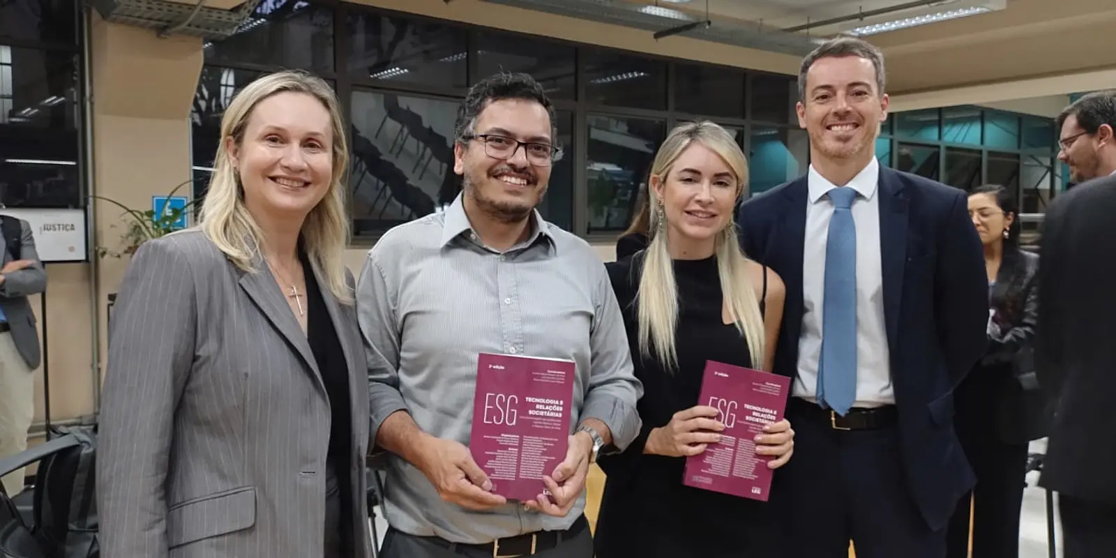 Lançamento de ESG, Tecnologia e Relações Societárias no UNICURITIBA reúne juristas e acadêmicos.